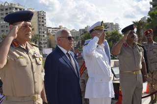 محافظ بورسعيد وقائد الجيش الثاني  يضعان إكليلا من الزهور على النصب التذكاري للشهداء