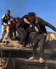 بالفيديو.. لحظة سيطرة مسلحين من حماس على دبابة إسرائيلية وأسر قائدها