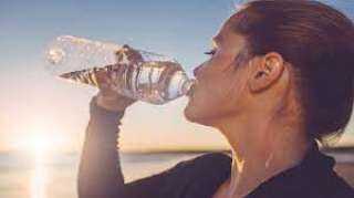 هل شرب الماء يزيد من حرق السعرات الحرارية؟