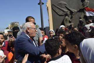 محافظ بورسعيد يزيح الستار عن جدارية « اللواء يسرى عمارة»  تكريما له