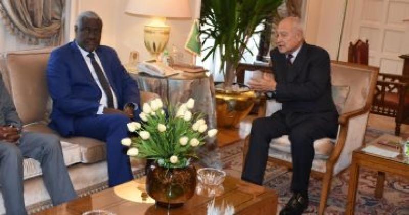 أبو الغيط يلتقى رئيس مفوضية الاتحاد الإفريقى