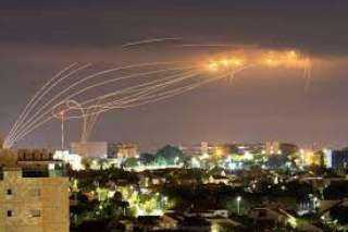 رشقات صاروخية من المقاومة في قطاع غزة تجاه المستوطنات الإسرائيلية
