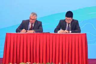 اقتصادية قناة السويس توقع اتفاقية استثمارية مع هينجتونج الصينية لإنتاج الكابلات الضوئية