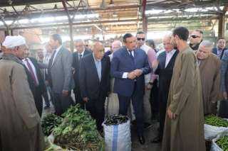 وزير التنمية المحلية ومحافظ القاهرة يتفقدان سوق العبور لمتابعة توفر الخضروات والفاكهة والالتزام بالأسعار