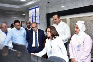 رئيس هيئة الرعاية الصحية يرافقه أمين عام الزمالة المصرية يتفقدان مستشفيي الكرنك الدولي و الأطفال التخصصي بالمحافظة