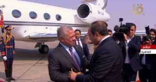 الرئيس السيسي يستقبل العاهل الأردنى فور وصوله مطار القاهرة