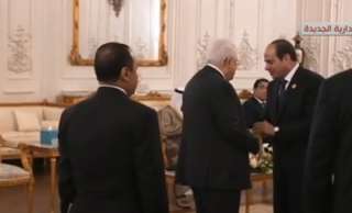 الرئيس السيسى يستقبل نظيره الفلسطينى لدى وصوله مقر انعقاد قمة القاهرة للسلام