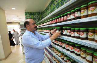 أشرف عطية يتابع تطبيق مبادرة تخفيض أسعار السلع الأساسية بالأسواق والمجمعات الإستهلاكية بمدينة أسوان