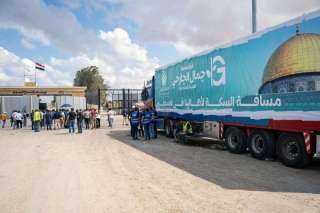 الهلال الأحمر بشمال سيناء: مصر نجحت في زيادة عدد الشاحنات التي تدخل غزة عبر معبر رفح من 20 إلى 100 شاحنة