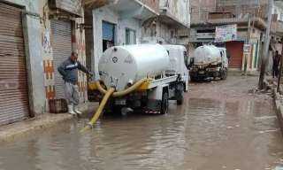 لمواجهة الطقس السيئ.. انتشار معدات شفط وكسح مياه الأمطار بشوارع البحيرة