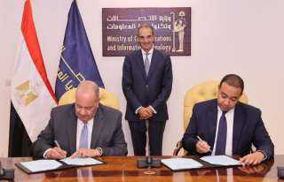 عمرو طلعت يشهد توقيع عقد بين المصرية للاتصالات وشركة راية لتكنولوجيا المعلومات