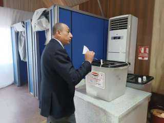 وزير الطيران المدني يدلي بصوته في الانتخابات الرئاسية بمطار القاهرة