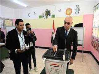 وزير الإسكان يُدلي بصوته فى الانتخابات الرئاسية بمدرسة فاطمة عنان الإعدادية