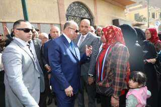 محافظ القاهرة يتفقد لجنة مدرسة النصر سكول بالمطرية للاطمئنان على سير العملية الانتخابية