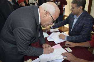 محافظ بورسعيد يدلي بصوته في الانتخابات الرئاسية 2024   ويناشد المواطنين بممارسة حقهم الدستوري في الانتخابات