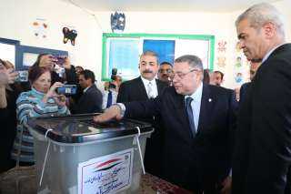 محافظ البحر الأحمر يدلي بصوته في الانتخابات الرئاسية باللجنة الانتخابية بمدرسة رجاك بالغردقة
