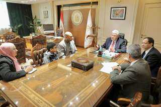 وزير التعليم العالي يلتقي بأسرة الطفل يحيى عبدالناصر ”العبقري”