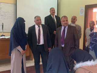 نائب رئيس جامعة الأزهر يتابع انتظام العملية التعليمية بكلية البنات الأزهرية بالعاشر من رمضان