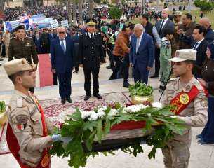محافظ بورسعيد يضع إكليلا من الزهور على النصب التذكاري احتفالا بالذكرى ال67 لعيد بورسعيد القومي