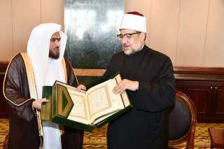 إمام الحرم النبوي الشريف يهدي وزير الأوقاف نسخة من كتاب الله عز وجل