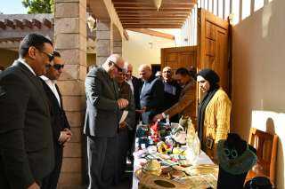 محافظ قنا يشهد إفتتاح معرض ”أيادي مصر” للحرف اليدوية والتراثية بمعبد دندرة