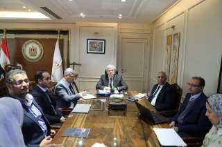 وزير التعليم العالي يلتقي بعدد من الباحثين المصريين لعرض مشروعاتهم البحثية