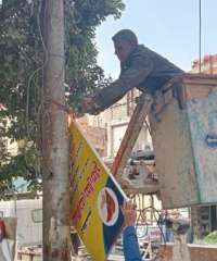 حملة مكبرة لرفع الإعلانات المخالفة والعشوائية من شوارع مدينة بنى مزار بالمنيا