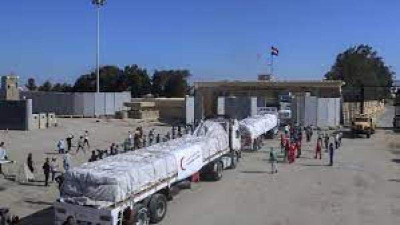 82 شاحنة مساعدات تدخل الجانب الفلسطينى عبر معبر رفح