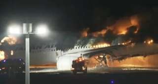اشتعال النيران في طائرة ركاب بمطار هانيدا باليابان