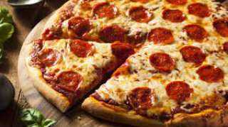 تحضير بيتزا البيبروني بدون عجين