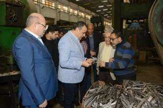 وزير اللإنتاج الحربي يتابع انتظام سير العمل في ”حلوان للأجهزة المعدنية”