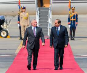 ملك الأردن يستقبل الرئيس السيسي لدى وصوله العقبة