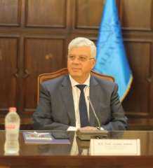 وزير التعليم العالي يستعرض تقريرًا حول جهود الجامعات المصرية في محو الأمية