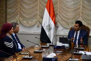 وزير الشباب والرياضة  يلتقي رئيس اتحاد العمال المصريين بإيطاليا