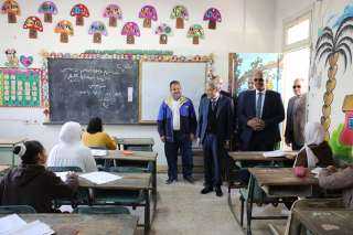 محافظ المنيا يتفقد سير امتحانات الشهادة الإعدادية بعدد من اللجان