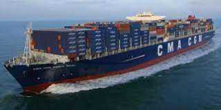 التجارة البحرية البريطانية: اندلاع النيران في سفينة أصيبت بطائرة مسيرة قرب اليمن