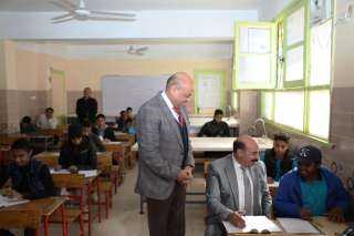 محافظ أسوان يتفقد لجان إمتحانات الشهادة الإعدادية