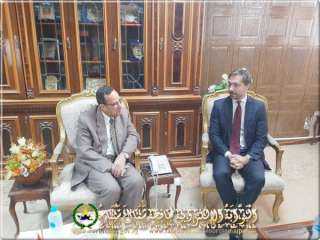 محافظ شمال سيناء يلتقي القنصل الإيطالي في مكتبه بالعريش