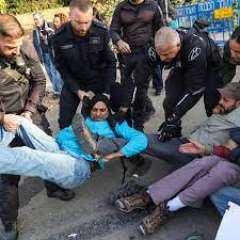 الشرطة الإسرائيلية تفرق أهالى المحتجزين بغزة عقب اقتحام الكنيست