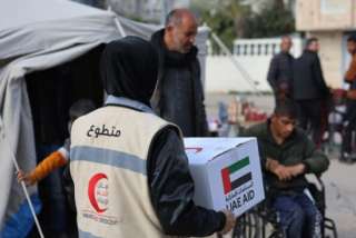 الهلال الأحمر الإماراتي يوزع مساعدات إغاثية على أهالي قطاع غزة