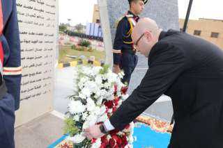 محافظ بني سويف يضع  أكليل  الزهور على النصب التذكاري للشهداء بمعسكر أبو سليم  احتفالاً  بعيد الشرطة الـــ 72