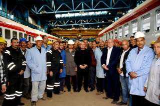 وزير النقل يتفقد ورش كوم ابو راضى ببني سويف لمتابعة اعمال تطوير وتاهيل وتحديث عربات القطارات المختلفة