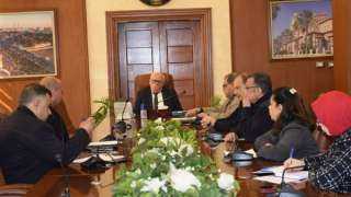 محافظ بورسعيد يتابع سير العمل بعدد من الإدارات بالديوان العام