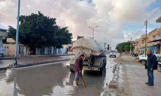 رفع تراكمات مياه الأمطار من الميادين والشوارع والطريق الدولي بمطروح