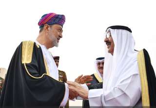 أمير الكويت يصل إلى سلطنة عمان والسلطان هيثم بن طارق في مقدمة مستقبليه