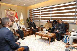 وزير التنمية المحلية يتابع مع وفد برنامج الأمم المتحدة للمستوطنات البشرية استضافة القاهرة للمنتدى الحضرى العالمى