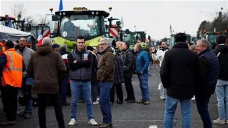 مزارعون يغلقون الطرق العامة في اليونان بوقفة احتجاجية