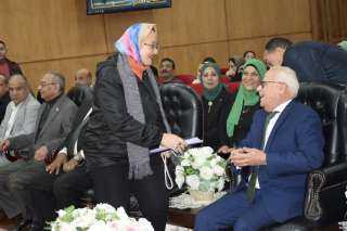محافظ بورسعيد يكرم « وكيلة وزارة التربية و التعليم»  السابقة و يوجه لها التهنئة على منصبها الجديد.