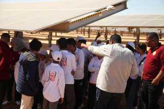 200  طفل من المحافظات الحدودية في زيارة لمشروع ”بنبان” للطاقة الشمسية بأسوان