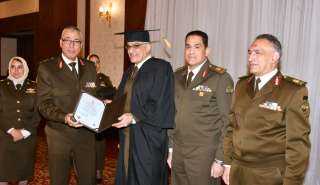 الأكاديمية الطبية العسكرية تنظم مراسم تسليم الشهادات العلمية وتكريم المتميزين من الأطباء العسكريين والمدنيين